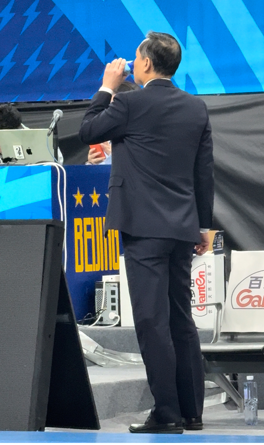 北京首钢北京男篮惜败山西北京男篮vs山西男篮 许利民指导也挺着急上火，赛后离开场