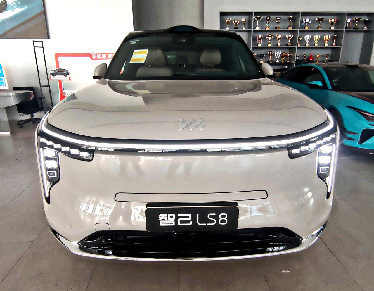 跨时代科技旗舰《智己LS8》
  智己LS8于2026年4月16日正式上市，定位