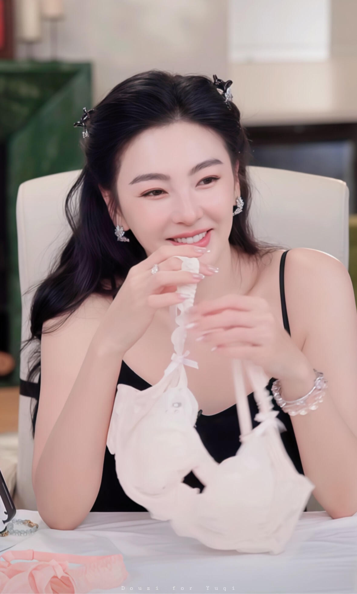 张雨绮手里拿的是什么 