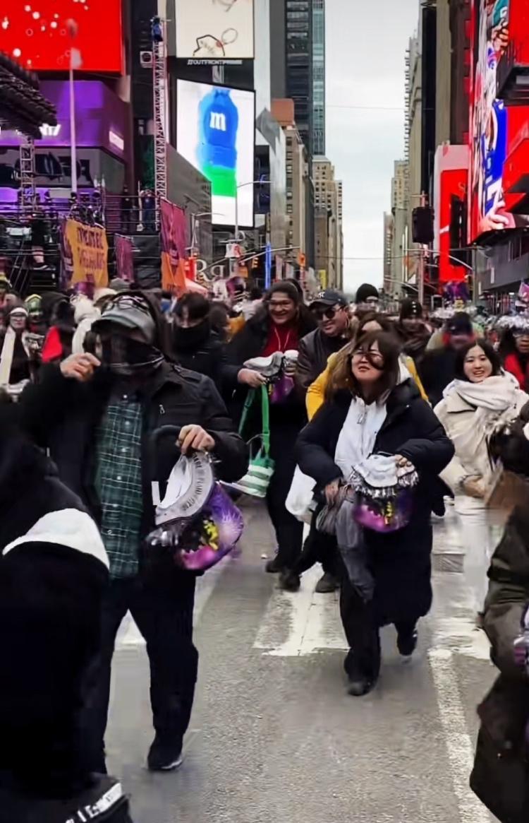 新年第一天，高高兴兴的人们，祝愿大家在以后的日子里一切顺心如意[祈祷][祈祷][