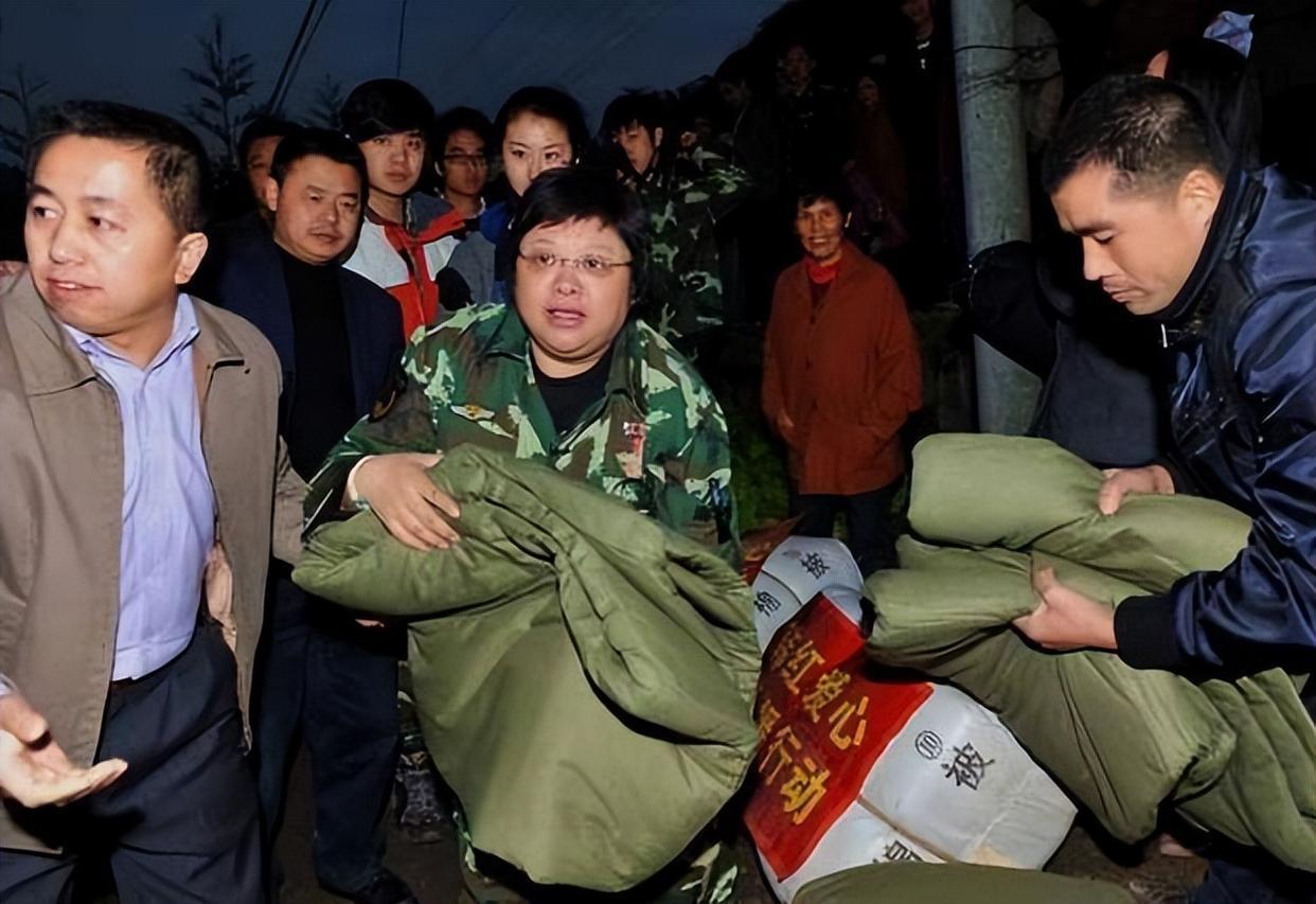 韩红突然变潮了？机场露面穿花衬衫星味十足 