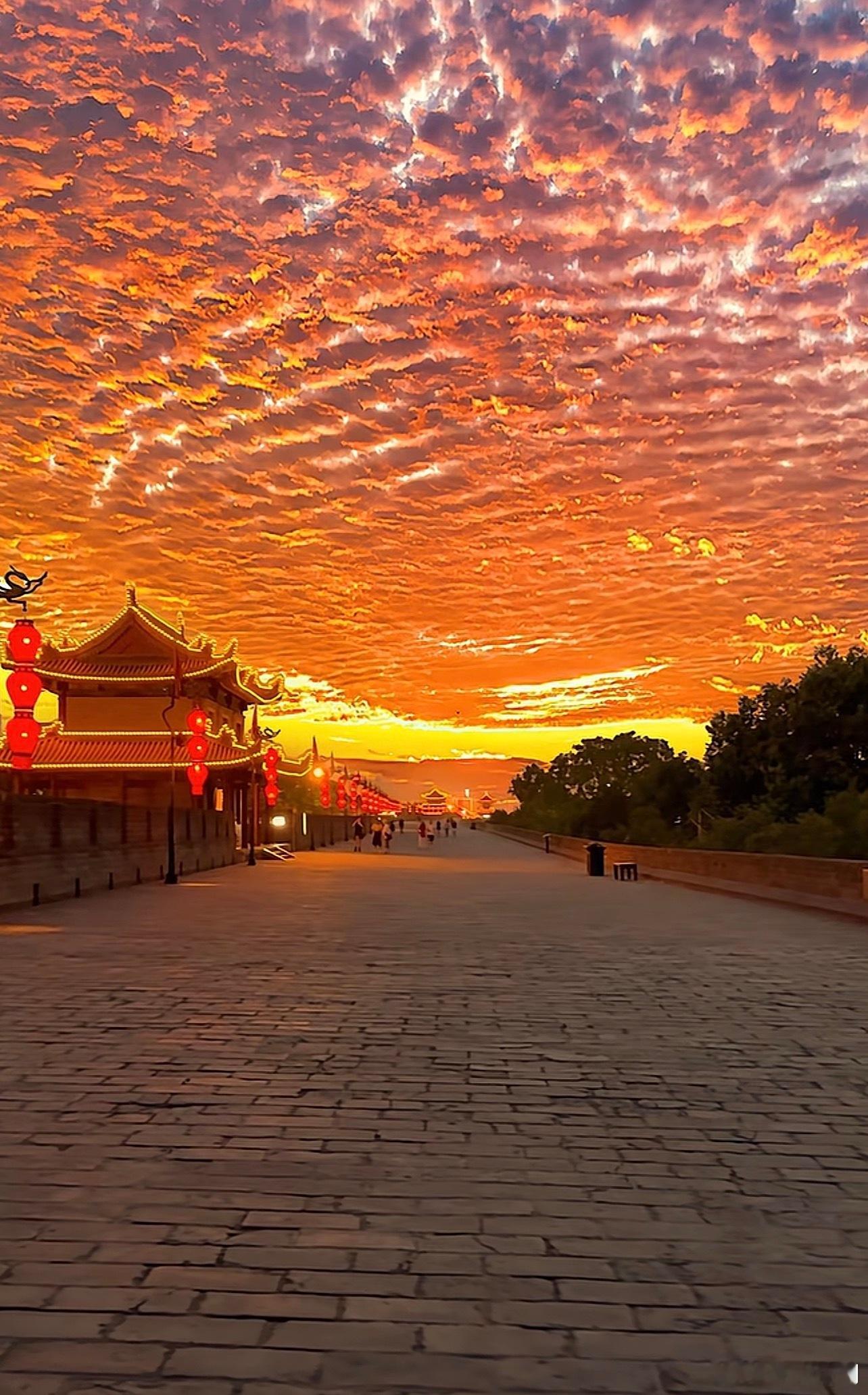 这天空，跟今天市场交辉相应！ 