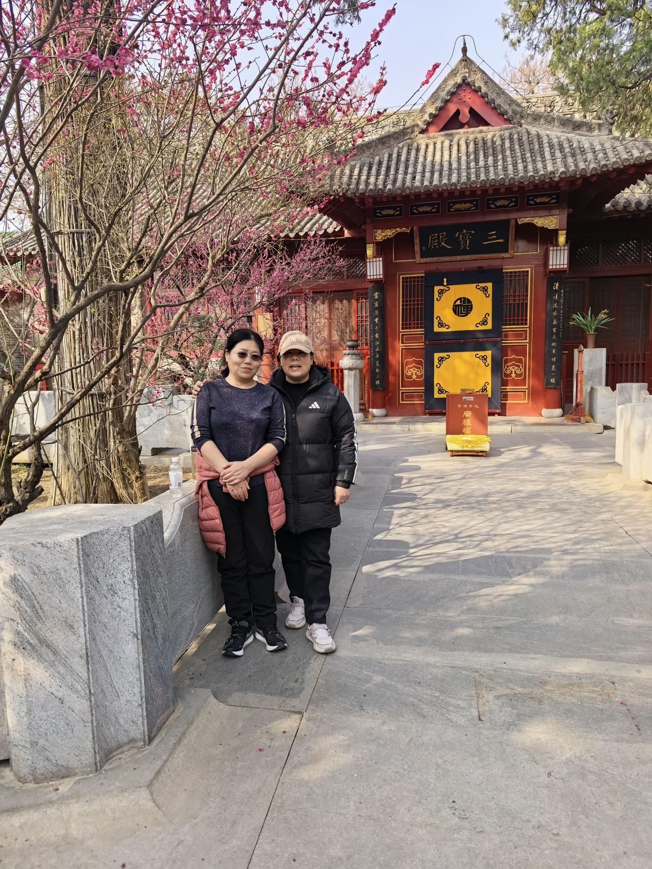 温暖的春天，走一走郊外的田野，溪流小河，也拜拜大雄宝殿的菩萨与释迦摩尼佛。
温暖