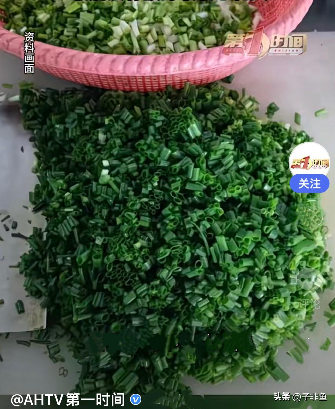 近日，吉林一女子进了一家面馆，点了一小碗细面和一片馒头片，吃之前就去料台加点小葱