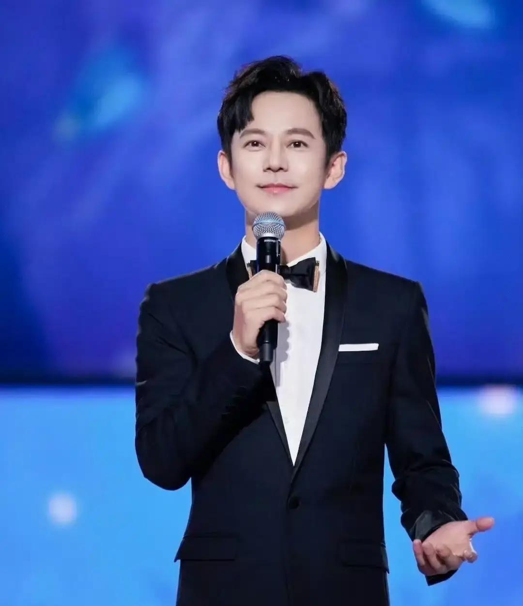 何炅录《向往的生活》被私生饭堵在村口，他干脆举起手机反拍对方，还把视频发网上。