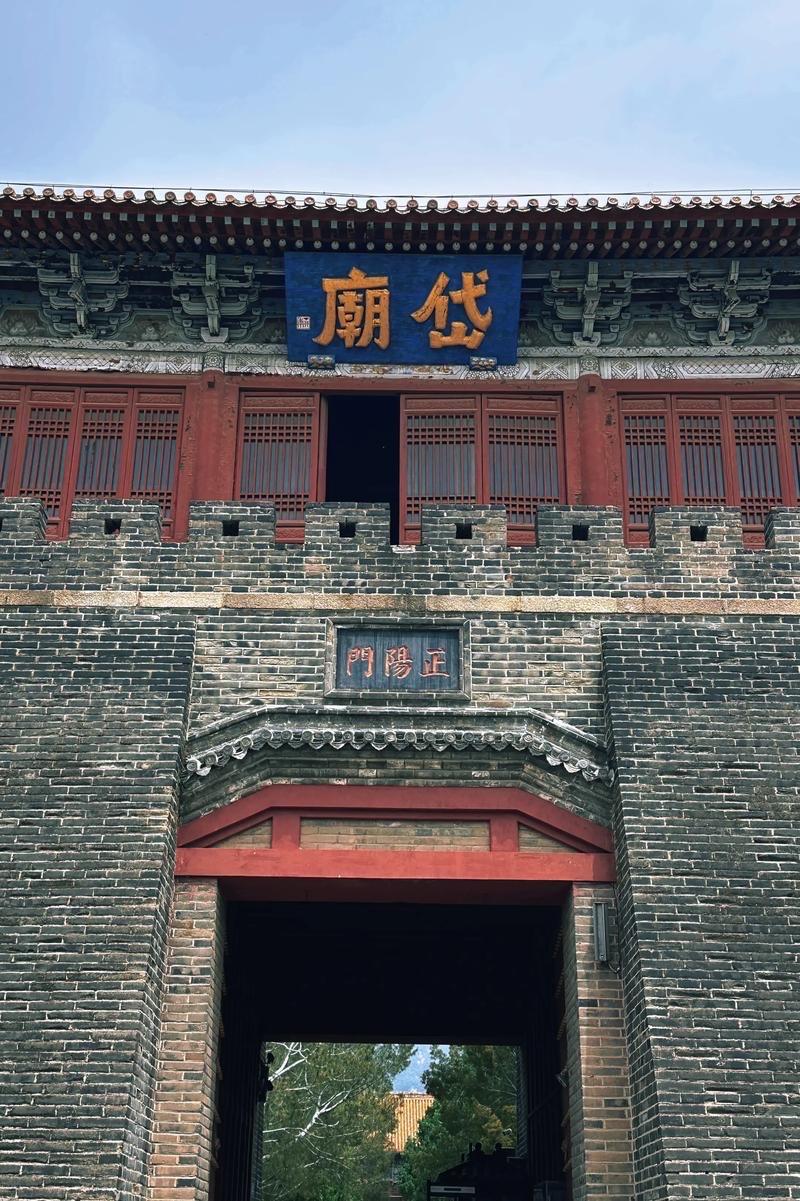 岱庙静卧泰山南麓，是一部摊开的两千年山河史书。它以皇家宫城规制铺展9.6万平方米