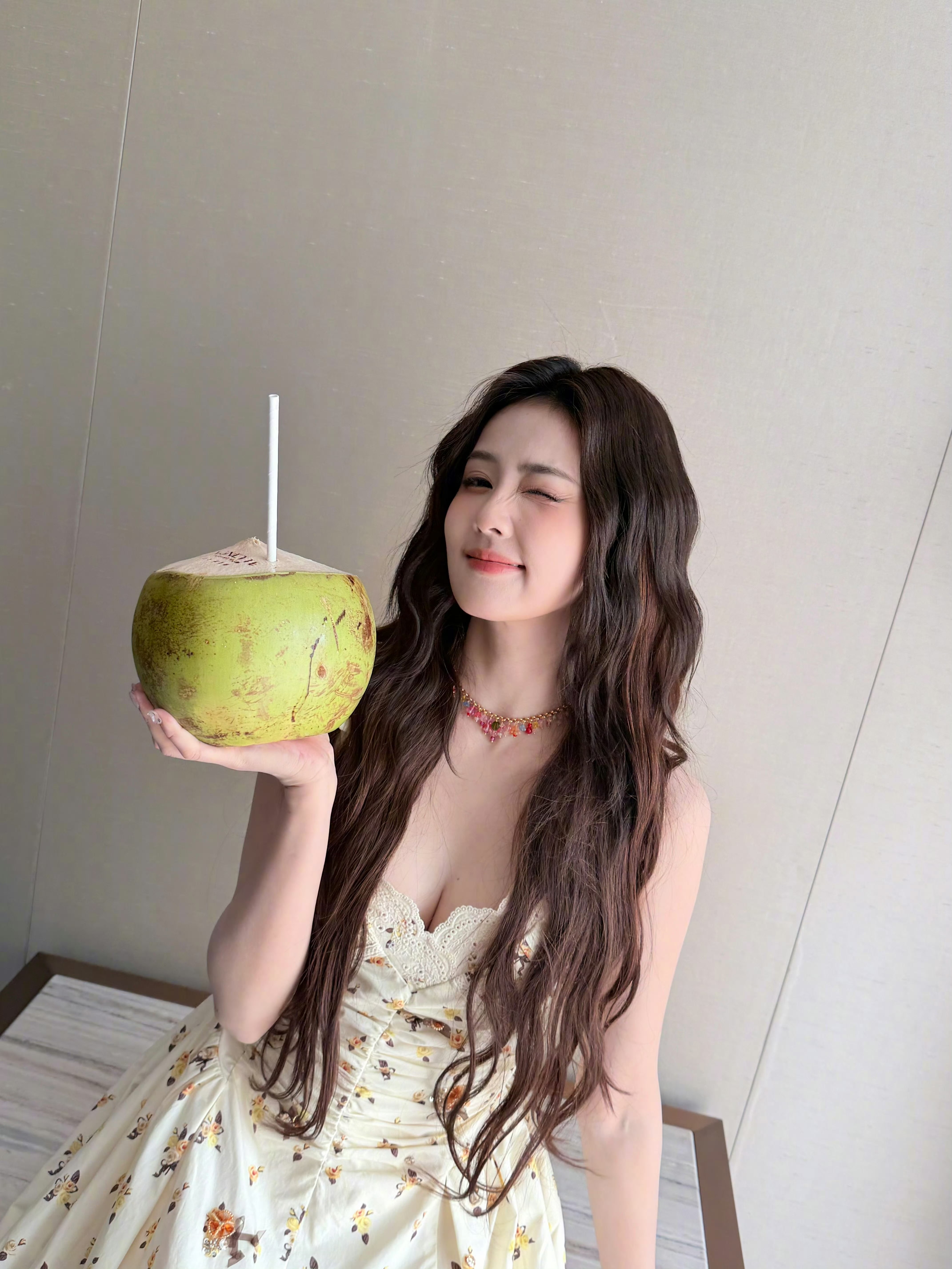 白鹿把春天穿在身上十亿吨跑男的料奔跑吧白鹿把春日浪漫穿在了身上！淡紫碎花裙搭配温