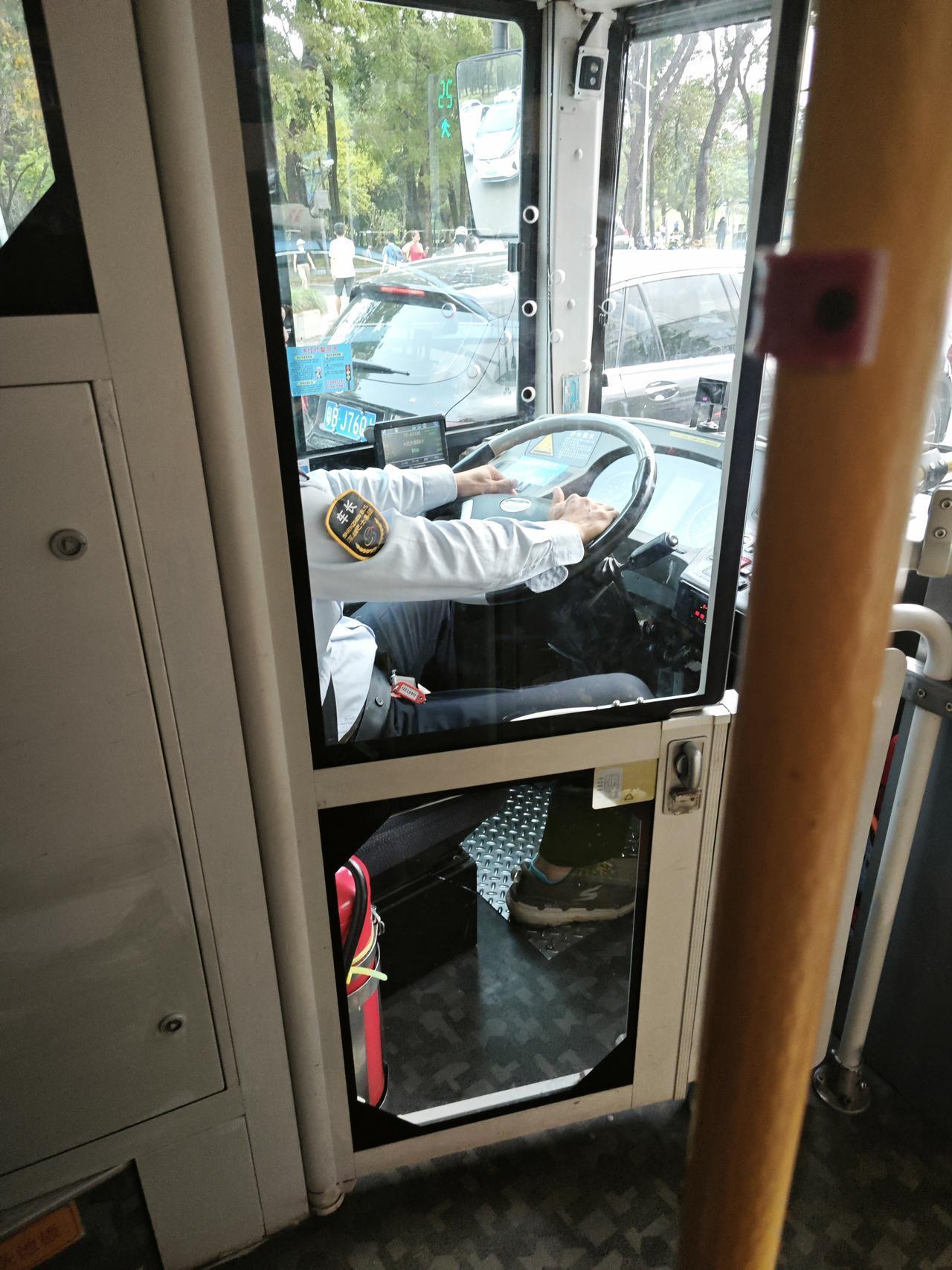 这个真不是吹，深圳的公交车司机素质真的很高的。今年我很少开车，基本选择坐公交车上