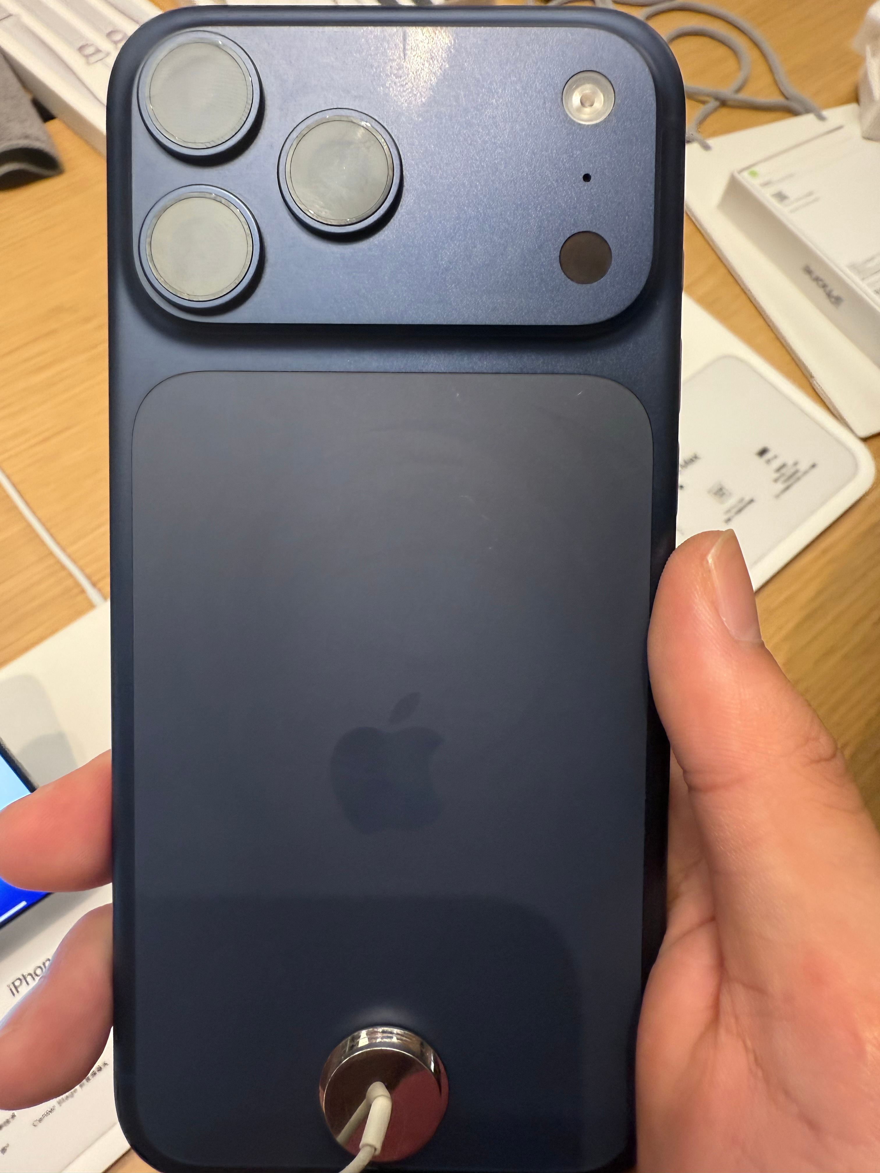 唯一的遗憾就是没有看到iPhone Air，但我估摸着应该也快了。[吃瓜]  ​