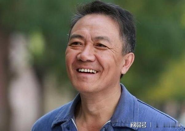 老戏骨李幼斌的耿直发言堪称名场面，总能笑翻全场！节目中被问片场脾气，他直言“我是