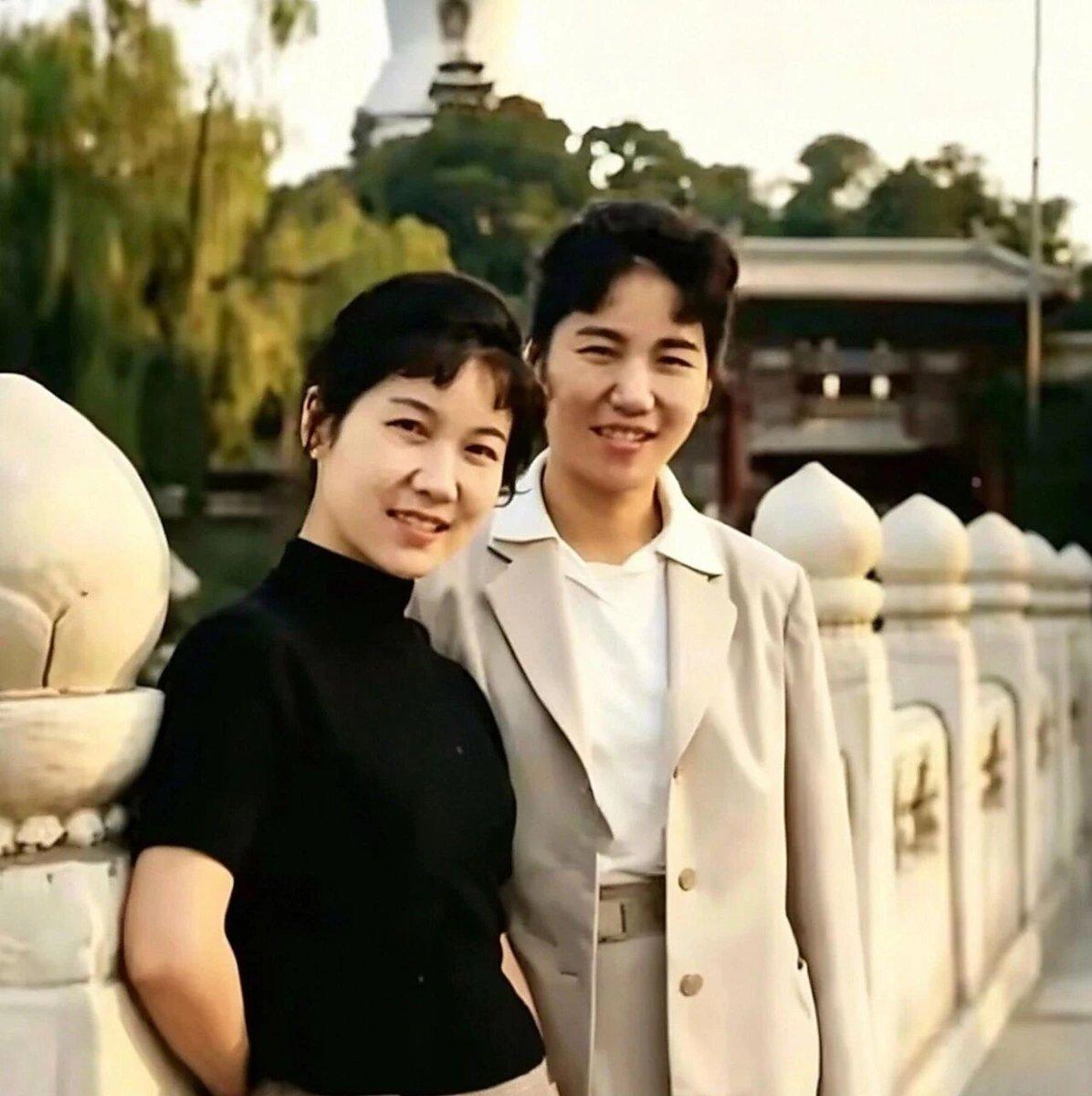 1963年两位戏剧演员在北海公园的合影，看的出是谁吗？
00后就不用看了。