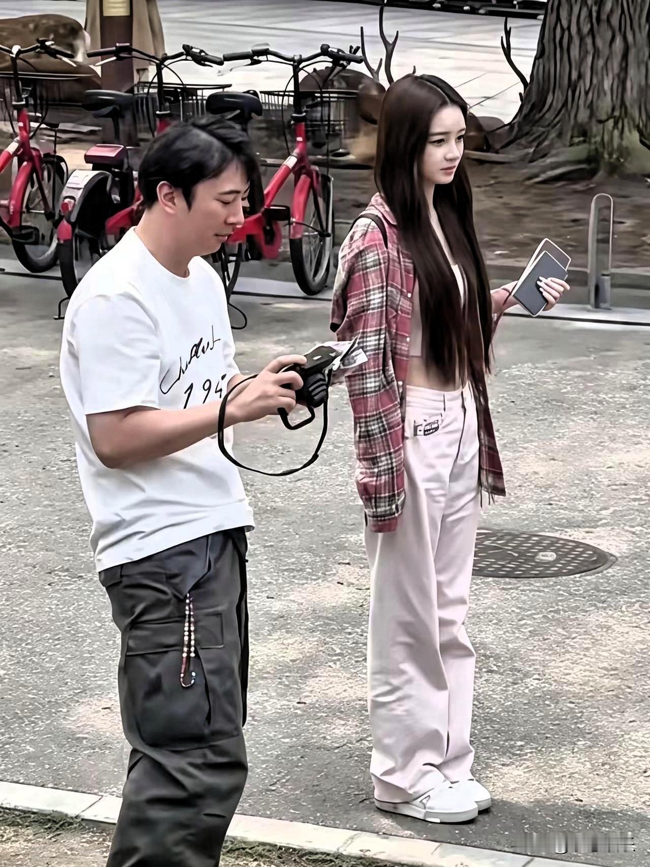街拍这幕藏瓜！王思聪拿相机拍身边长腿妹，转头就把人家当透明人？
王思聪向来随性张