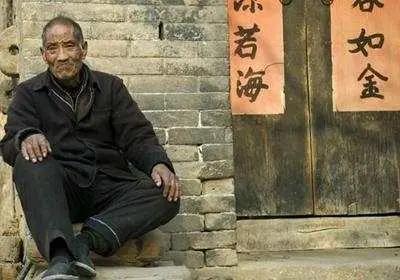 现在人情太淡薄
1、病了住院没人看
2、吃饭没人请
3、出门没人打招呼
4、朋友