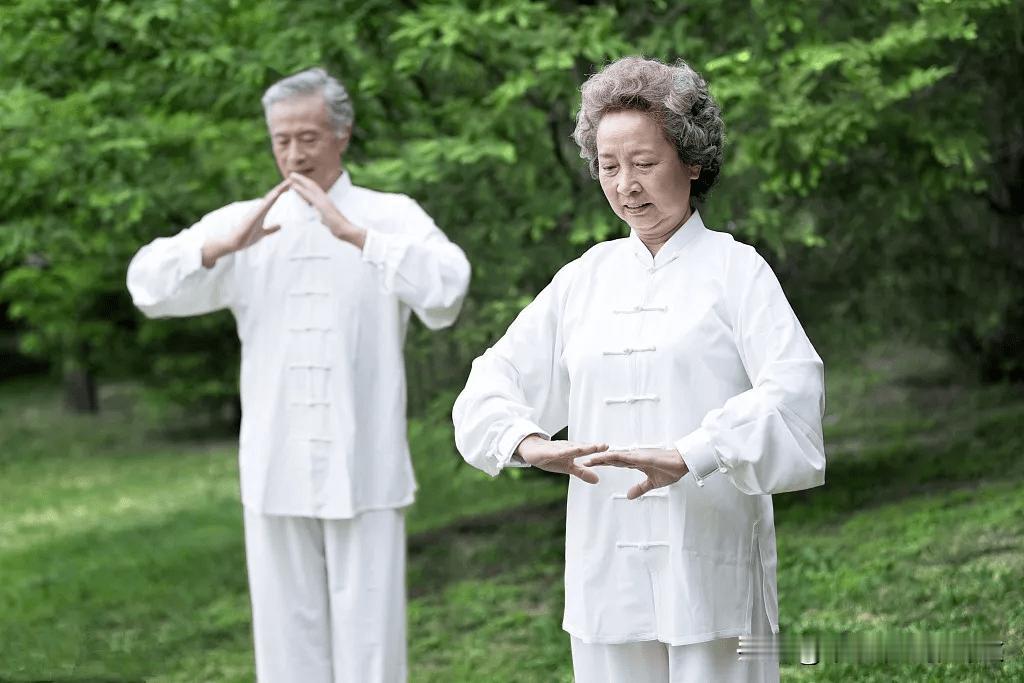 老中医们的日常养生动作，每天动一动，想变老都难！
 
 1.摇头——双手叉腰闭目