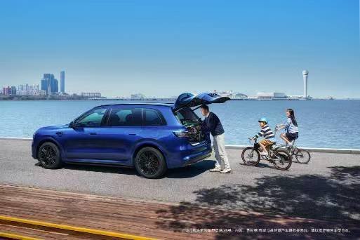 余承东官宣问界M8红蓝新色余承东官宣红蓝新色！瑞红大气、湛蓝高级，珠光漆质感拉满