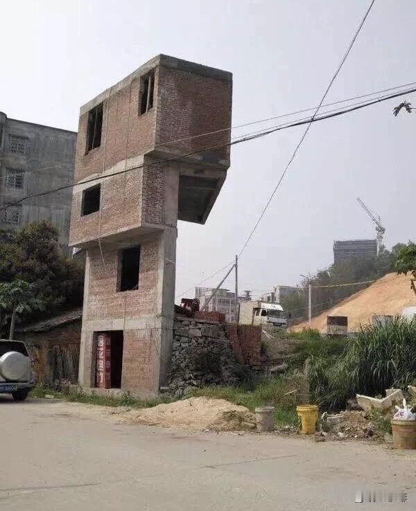 又见到刀片房🏠
占天不占地的建筑，
这房子能住吗⁉️
实用面积也没多少呢⁉️
