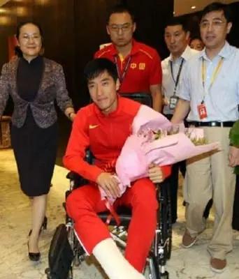 刘翔移居国外应该是这几天最热的话题，许多人感叹这应该是刘翔跑的最慢的一次！
  