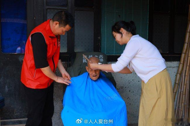 他们为台州百岁老兵送上生日祝福 在台州市天台县龙溪乡，一份温情的守护从未间断。“