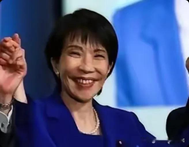 内阁支持率跌破五成，高市这回真笑不出来了！

8月22日。共同社最新民调出炉，高