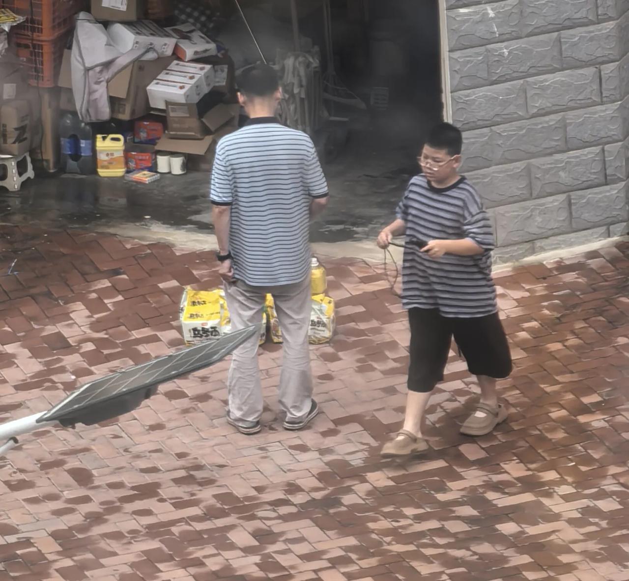 中午头，我听见下面有人喊：好，开始！在窗上一看，邻居爸爸在让儿子跳绳，可能他嫌弃