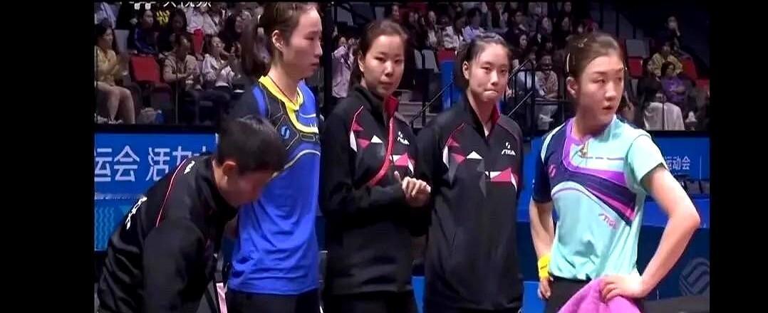 奥运冠军在场下要喊教练“师姐”？最近全运会赛场，山东女乒主教练顾玉婷训话时，两届