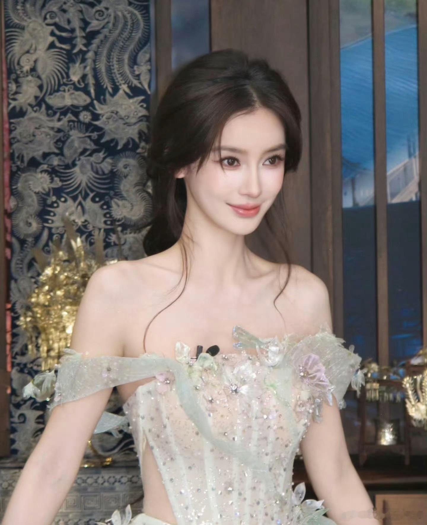 说实话，还有人质疑Angelababy的美貌吗？ 