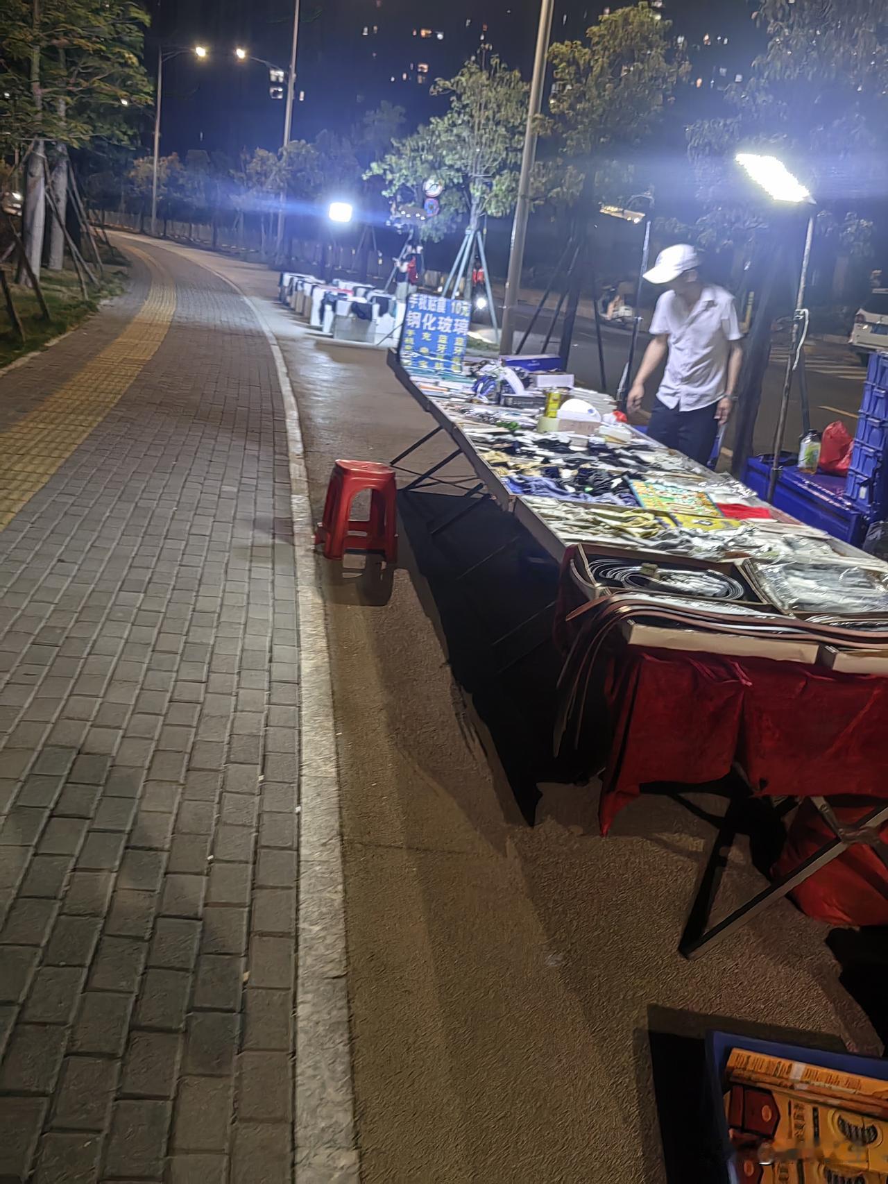 今晚在坪山河畔散步，出来得稍晚，约莫九点半，碰到两件事，在此说一说。
     