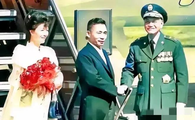 1966年朴正熙访问台湾，80岁高龄的蒋介石亲自到机场迎接，此时的朴正熙才49岁