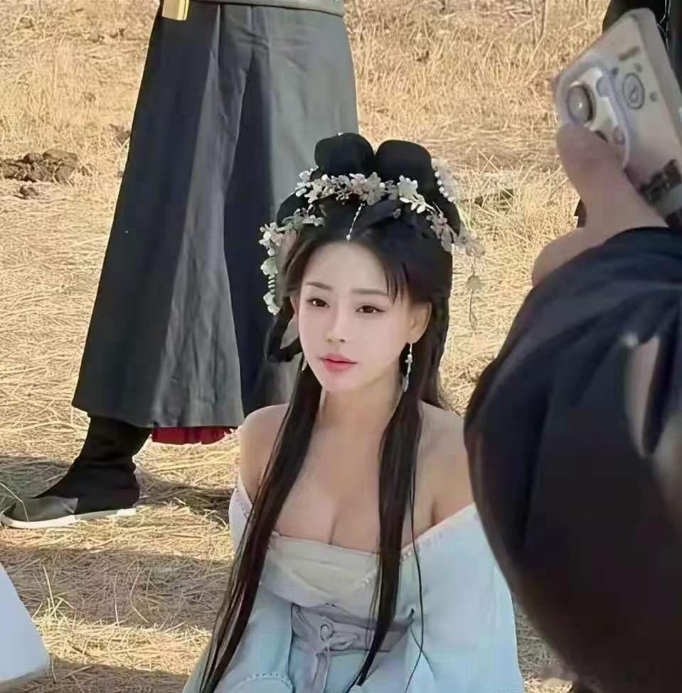 这位女演员长得是漂亮，但她的脸蛋过于精致，没什么辨识度，看了半天都不知道她是谁，