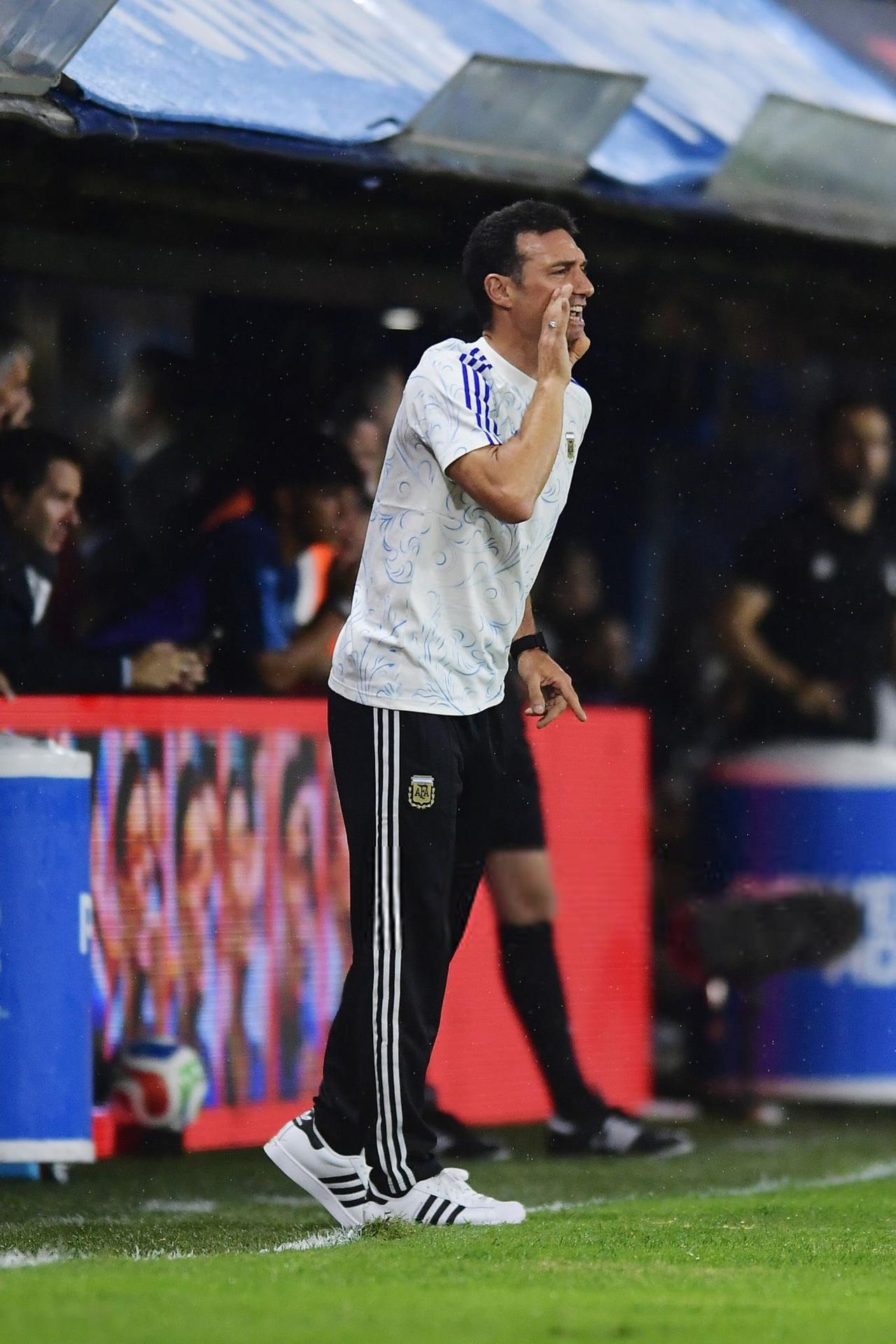 🎙️斯卡洛尼对蓝白军团的表现并不满意：

“显而易见，我们本可以踢得更好，我们