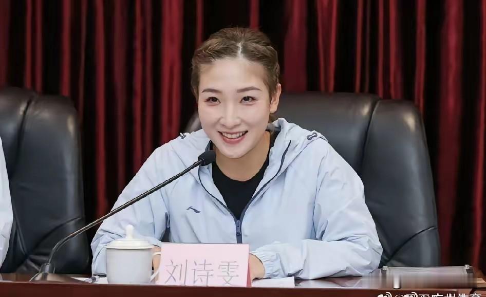 34岁的刘诗雯，选了个“没钱赚”的活儿。
 
国际乒联运动员委员会主席，听着像个