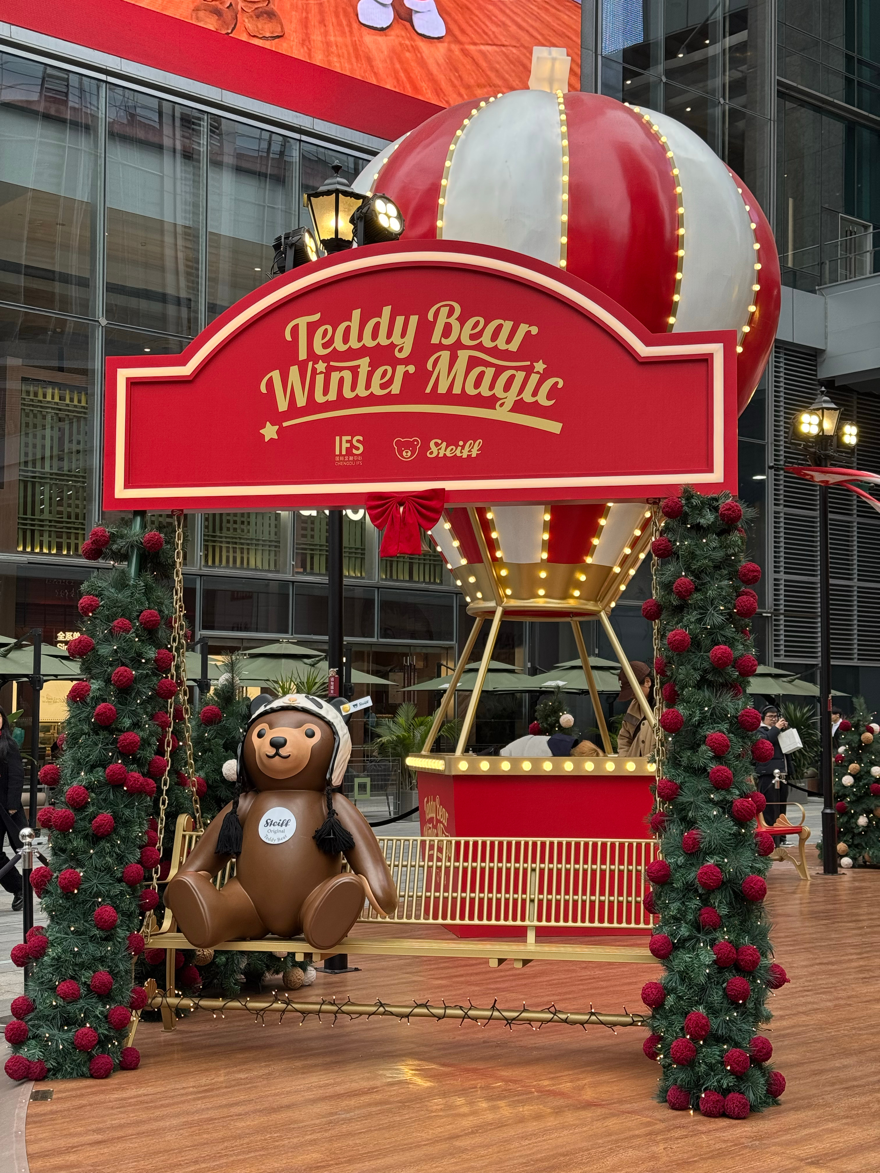 泰迪熊巡游闪现春熙路年终节日季，成都最出片的地方，那必须是成都IFS！“泰迪熊冬