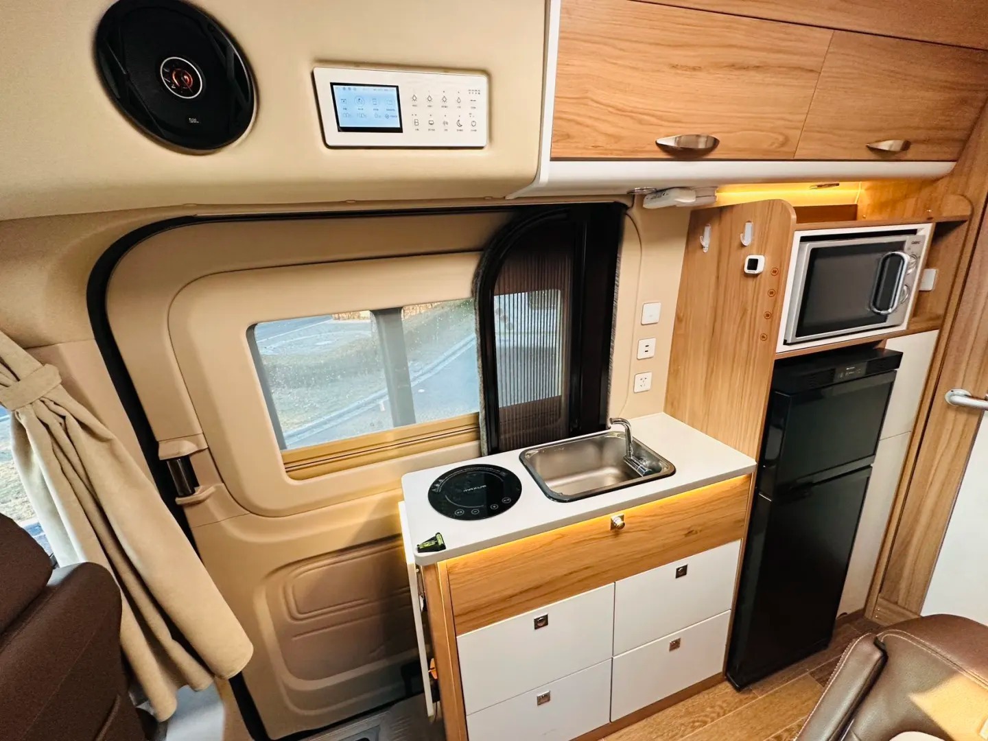 特殊车辆 过去这么多年再看，大通原厂这个房车的布局依旧是实用且经典。 