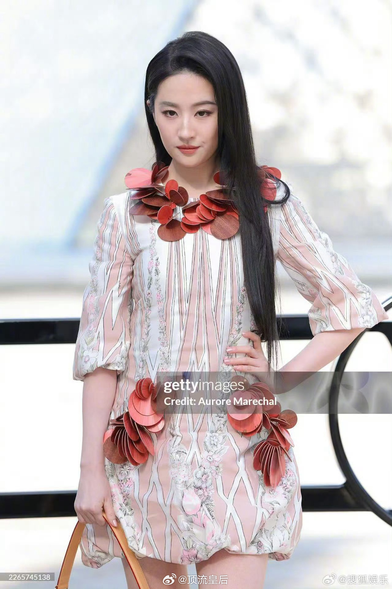 刘亦菲巴黎时装周LV秀场G社生图，首先能看出下颌非常圆润流畅，不是开年广告里的锥