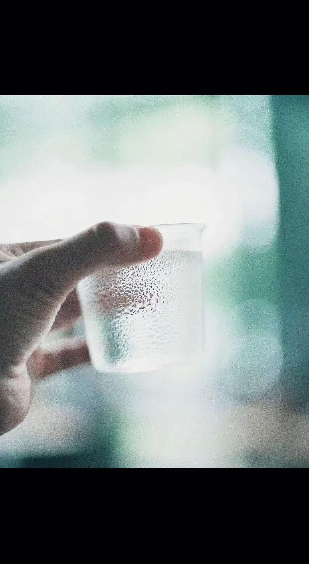 💧杯壁凝着晨露的吻，指尖碰碎一汪清凉❄️。这口温柔，是夏日偷藏的月光呀🌙