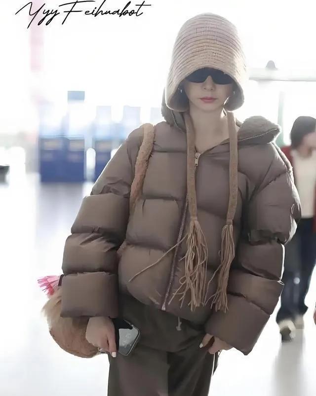 戚薇这波机场路透赢麻了！辫帽+卡其羽绒，松弛感直接焊在身上
 
戚薇新机场造型太