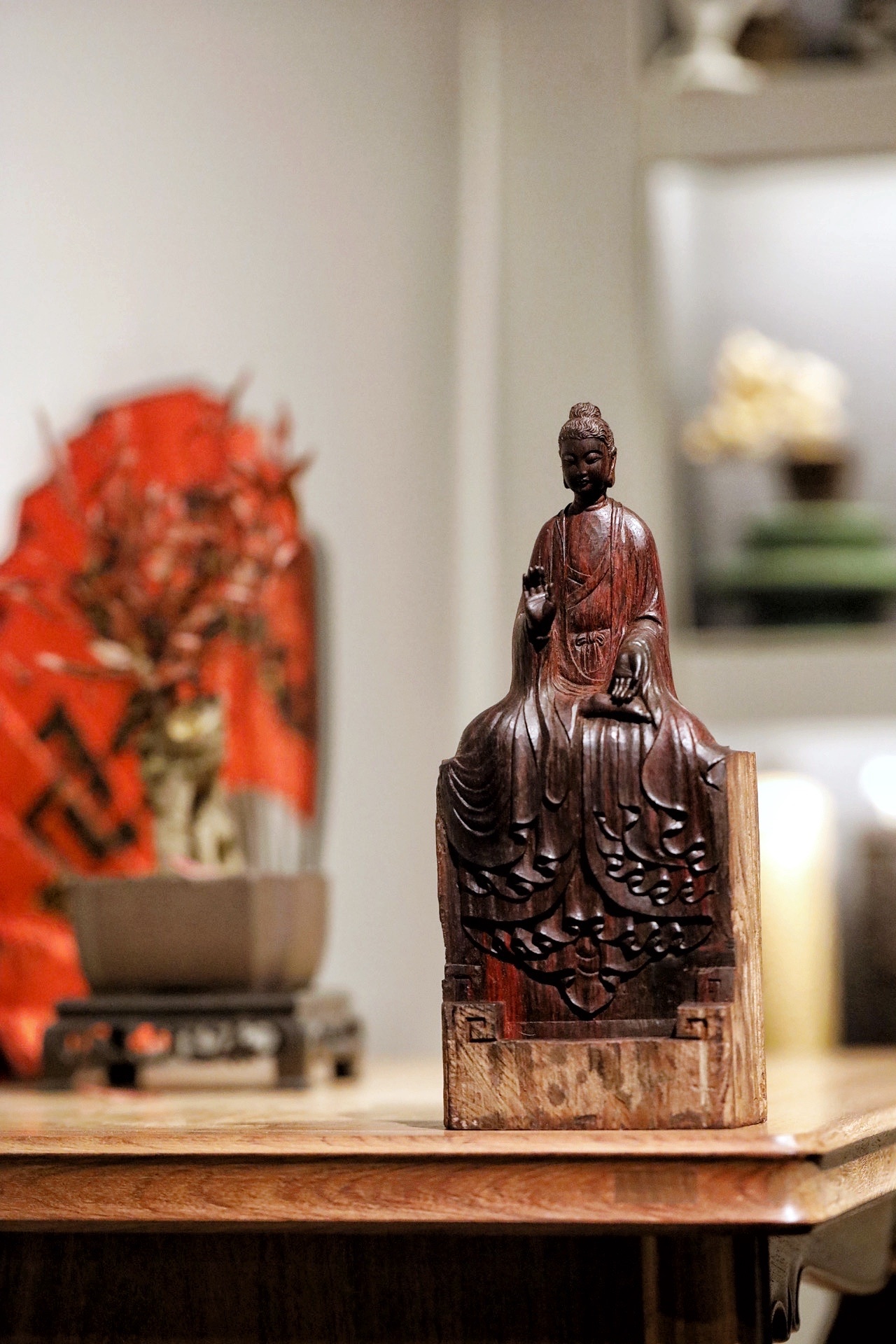 小叶紫檀｜北魏观音像取老料整雕而成，循北魏造像风骨，面相清隽温婉，衣袂流转如卷云