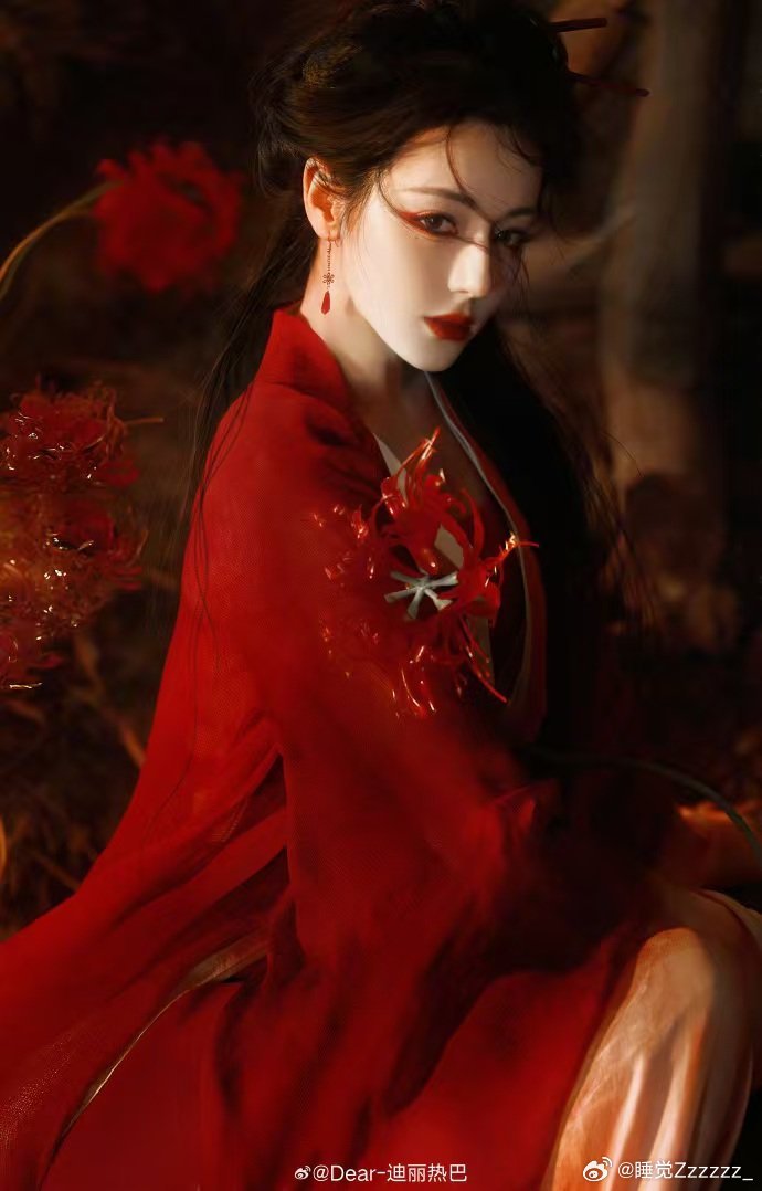 唢呐配迪丽热巴出场气场全开，迪丽热巴短短30秒镜头美得让人腿软，灵主殿下氛围感直