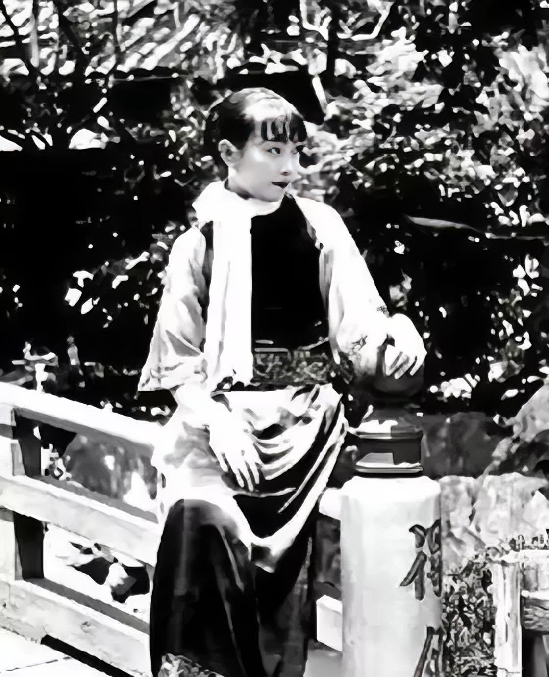 1940年深夜，民国大美女郑苹如，被秘密押到小树林执行枪决。特务垂涎她的美色，犹