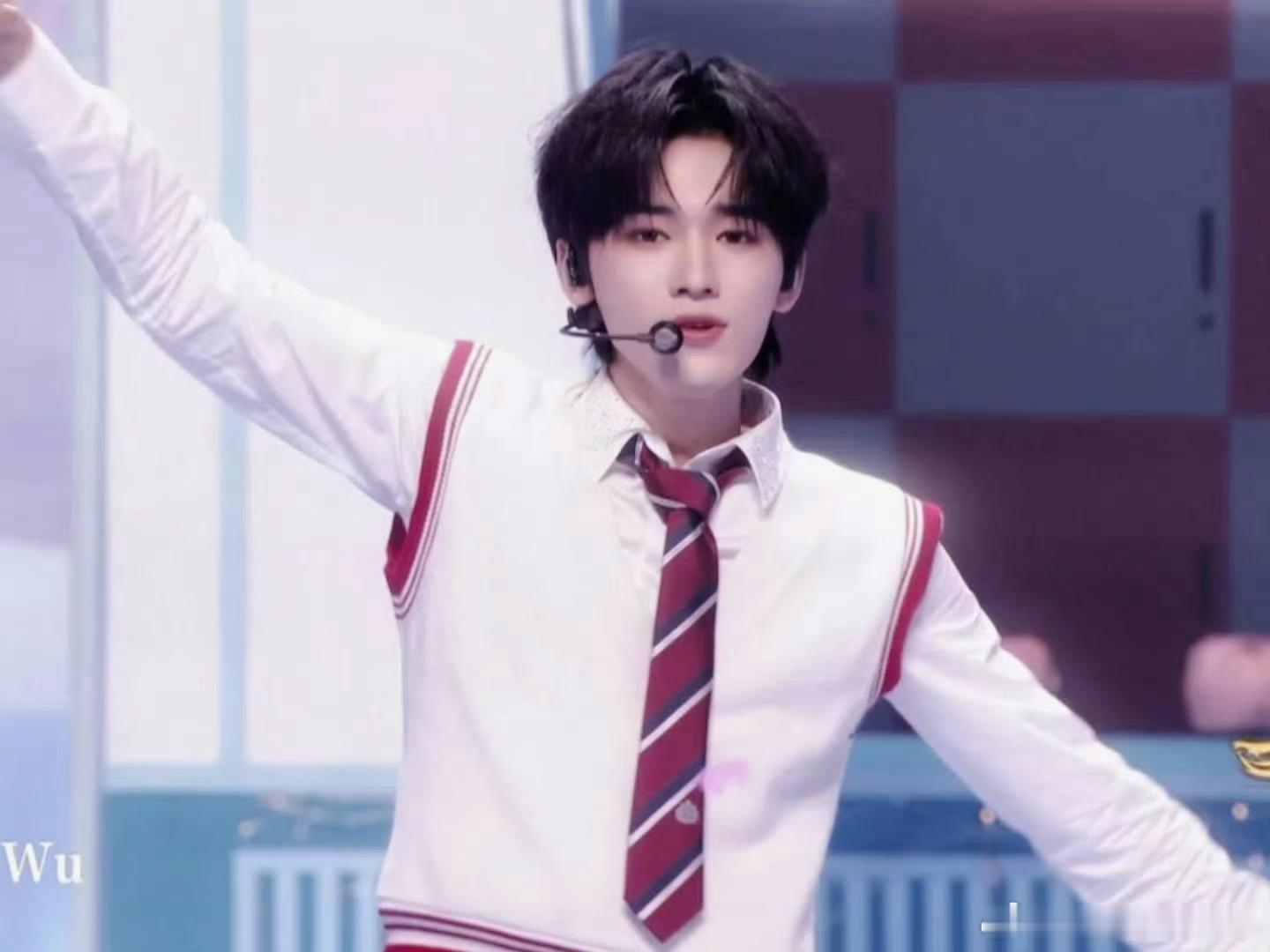 宋亚轩这段太蛊了宋亚轩学院风造型鲨疯了！学长杀氛围感拉满，抬手瞬间的反差感直接戳