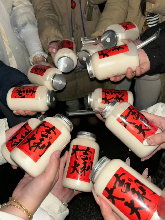 虞书欣给陪伴她的粉丝送福利，给粉丝搭建了棚子，还准备了热奶茶。 