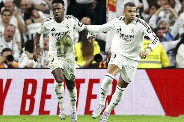 皇马 皇马欧冠出局，西甲联赛落后巴萨9分，毫无疑问，这是一个极其失败的赛季。问题