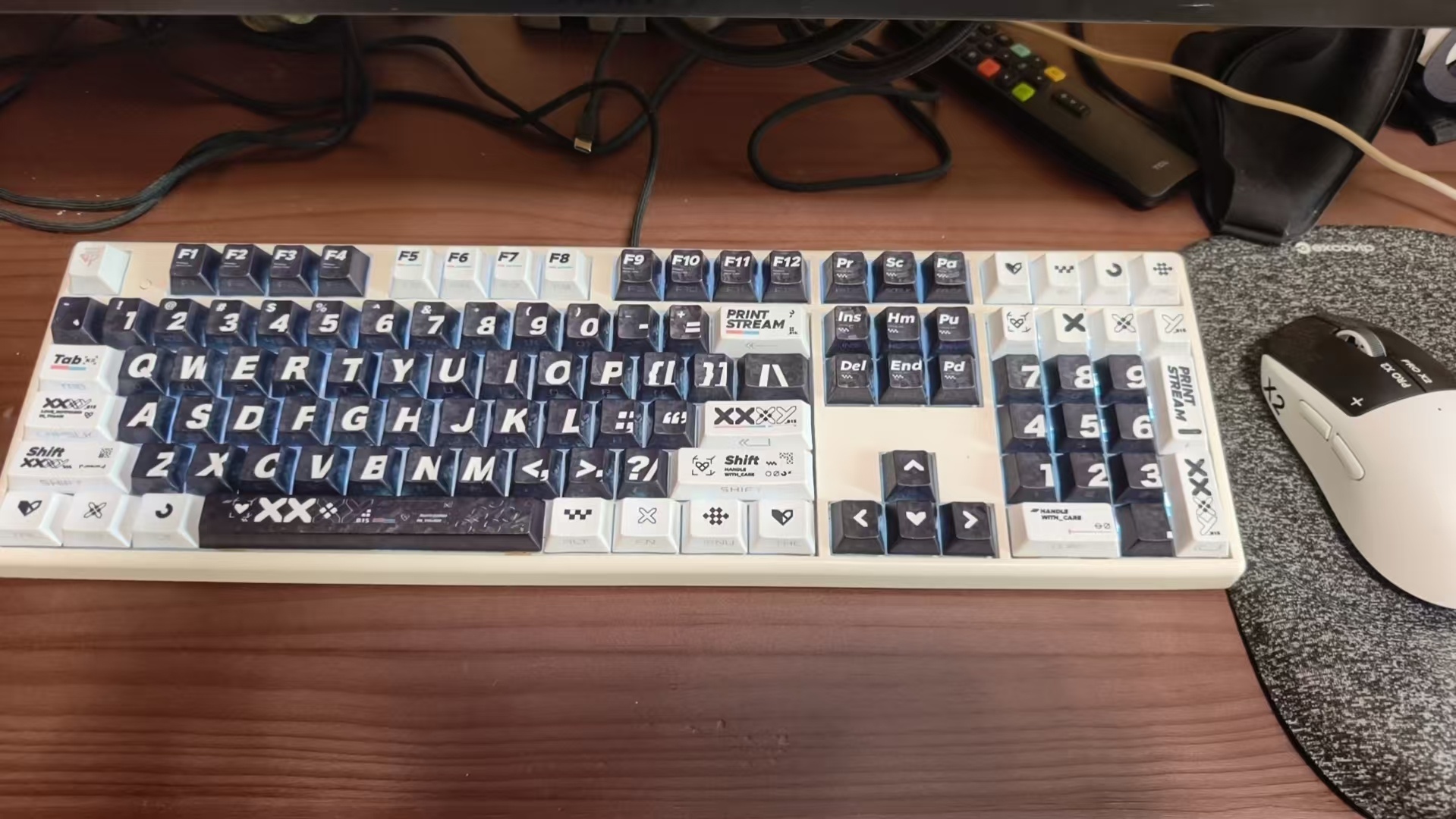 老款的宁芝X108 35g三模RGB版键盘2.4G接收器是蓝牙假扮的伪三模~ 