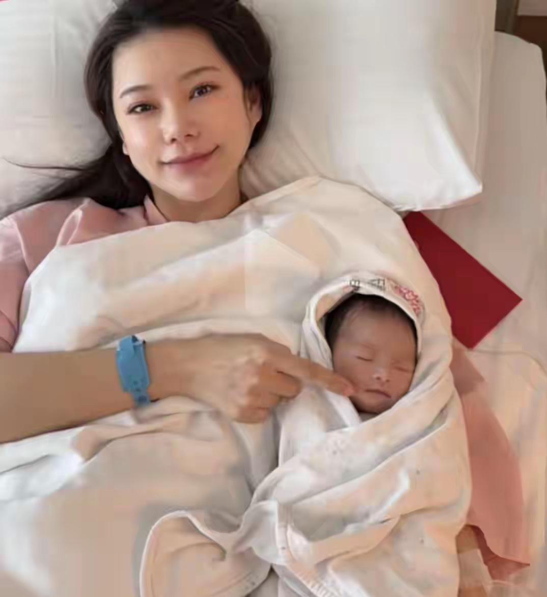 汪小菲大方晒娃，三胎儿子五官立体很帅气，马筱梅产后气色好

2026年2月下旬，