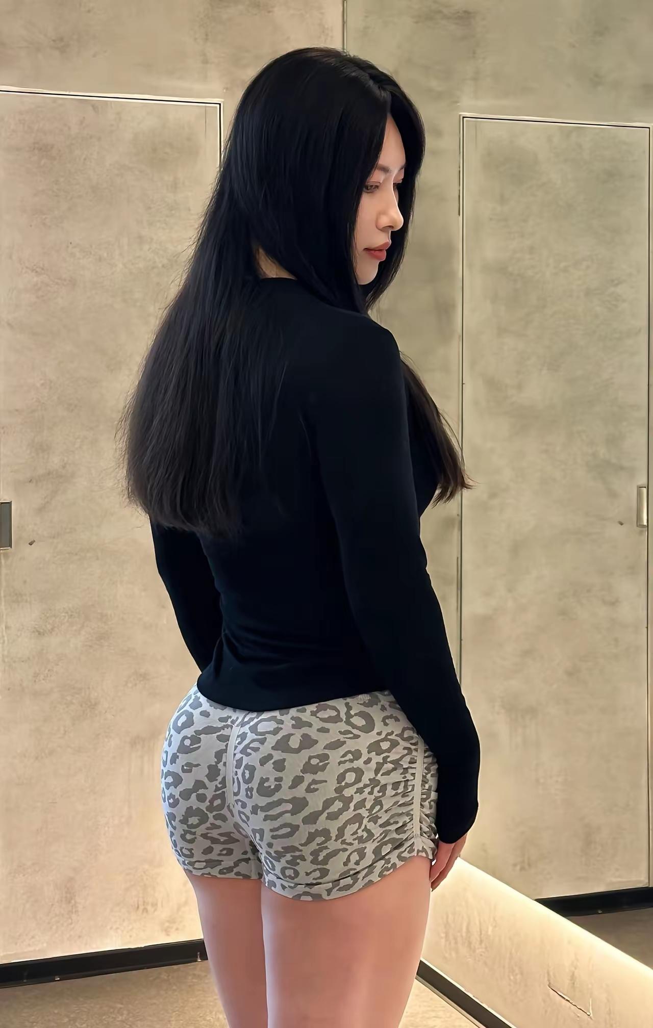 她坚持健身多年，身材紧致火辣，老公忙于生意长期缺位，她便和自家男私教日久生情，天