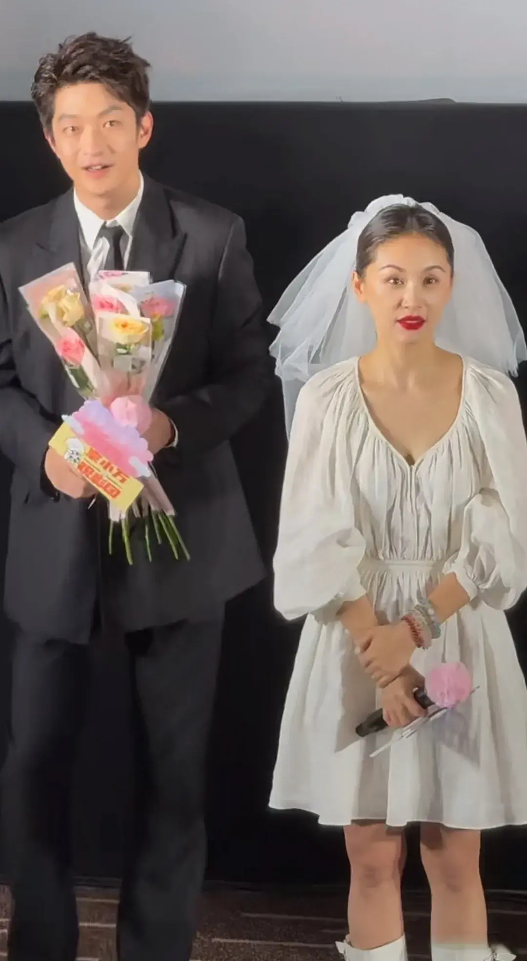 王子文穿婚纱出席电影首映，脸看着僵硬不自然！ ​​​