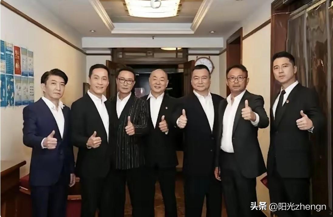 这张合影里，大部分都是观众很熟悉的老戏骨，濮存昕、冯远征、吴刚这些人，都是演艺圈