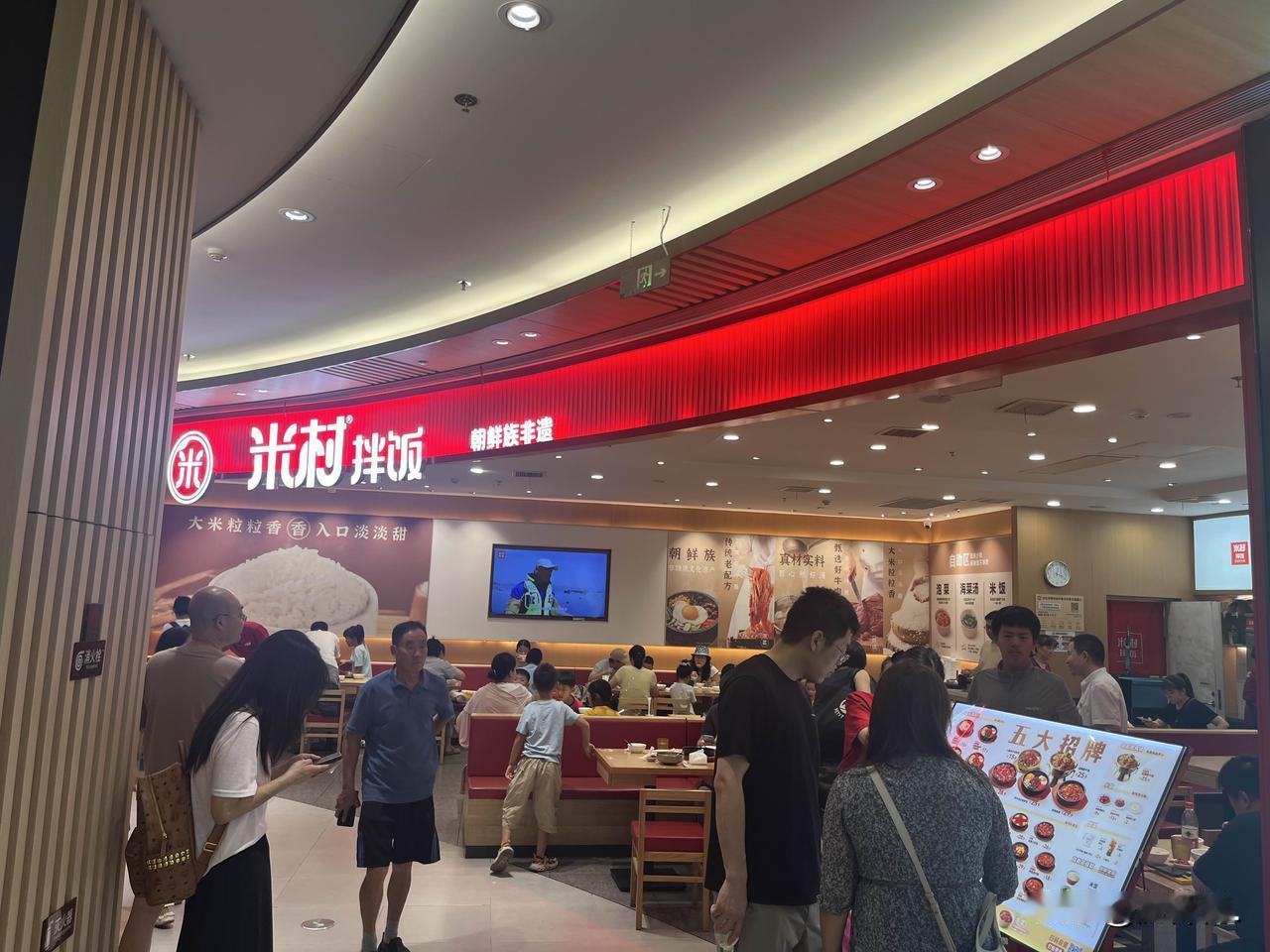 市北浮山后丽达茂，真的挺“神”的。

一楼中厅位置，常年播放“哪吒”，吸引不少孩
