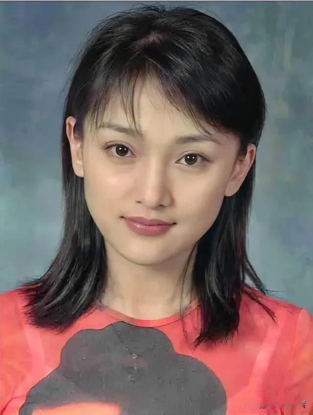 在中国光影世界中，若寻找一位如梦幻精灵般的女子，她的名字是肯定绕不过去的。这位来