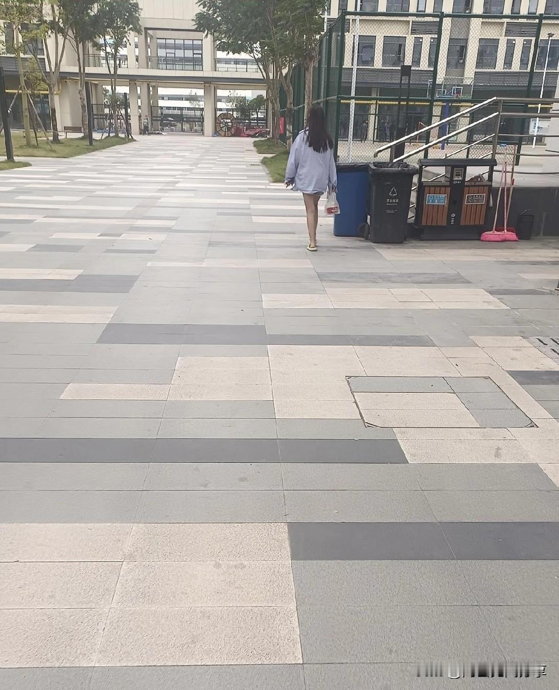 今天天气冷不冷？我觉得有点冷，因为气温低，还刮风。